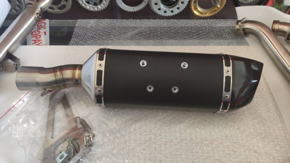 Dominator Ολόσωμη Εξάτμιση Τελικό HP6 Black/Carbon End Suzuki V-Strom 800 SE/DE 2023 – 2024