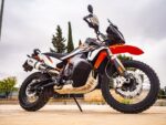 Η GPR Deeptone Inox για Husqvarna Norden 901 2022-2024 Euro 5 αποτελεί μία ιδανική επιλογή για αναβάτες που θέλουν πιο γεμάτο ήχο, χαμηλότερο βάρος και premium ανοξείδωτη κατασκευή για την adventure μοτοσυκλέτα τους. Η σειρά Deeptone Inox ξεχωρίζει για το κλασικό στρογγυλό design διαμέτρου 80 mm και την χειροποίητη κατασκευή από ανοξείδωτο ατσάλι 304 satin με εμφανείς TIG κολλήσεις υψηλής ποιότητας.  Η εξάτμιση διαθέτει compact σχεδίαση μήκους 370 mm και βάρος μόλις 1.4 kg, συμβάλλοντας σε αισθητή μείωση βάρους και καλύτερη οδηγική αίσθηση σε ταξίδια και καθημερινή χρήση. Το kit περιλαμβάνει ειδικό λαιμό εξάτμισης / σύνδεσμο καθώς και όλα τα απαραίτητα εξαρτήματα για εύκολη εγκατάσταση plug & play χωρίς μόνιμες μετατροπές στη μοτοσυκλέτα.  Η GPR έχει εξελίξει τη σειρά Deeptone βασισμένη στην εμπειρία της από το MotoGP και τους διεθνείς αγώνες, προσφέροντας βελτιωμένη απόκριση γκαζιού, πιο βαθύ ήχο και adventure αισθητική που ταιριάζει απόλυτα στη Husqvarna Norden 901.  Πρόκειται για εγκεκριμένη Euro 5 εξάτμιση, κατασκευασμένη στην Ιταλία, με επίσημη εργοστασιακή εγγύηση 2 ετών από την GPR.  Επικοινωνήστε μαζί μας για διαθεσιμότητα, συμβατότητα και αποστολές.  Συχνές Ερωτήσεις (FAQs) Είναι συμβατή με Husqvarna Norden 901 Euro 5;  Ναι, η εξάτμιση είναι σχεδιασμένη ειδικά για Husqvarna Norden 901 μοντέλα 2022-2024 Euro 5.  Περιλαμβάνεται λαιμός εξάτμισης;  Ναι, το kit περιλαμβάνει ειδικό λαιμό εξάτμισης / σύνδεσμο και εξαρτήματα τοποθέτησης.  Χρειάζονται μετατροπές για την εγκατάσταση;  Όχι, η εγκατάσταση είναι plug & play χωρίς μόνιμες μετατροπές.  Περιλαμβάνεται αφαιρούμενο ένθετο μείωσης θορύβου (dB killer);  Ναι, περιλαμβάνεται αφαιρούμενο ένθετο μείωσης θορύβου.  Συμβατά μοντέλα Husqvarna Norden 901 2022 Husqvarna Norden 901 2023 Husqvarna Norden 901 2024