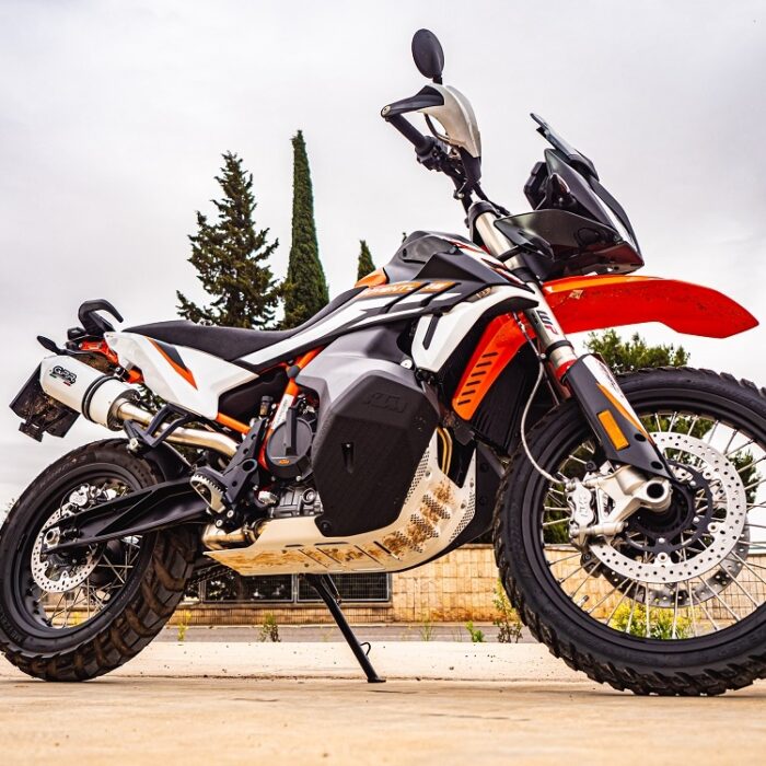 Η GPR Deeptone Inox για Husqvarna Norden 901 2022-2024 Euro 5 αποτελεί μία ιδανική επιλογή για αναβάτες που θέλουν πιο γεμάτο ήχο, χαμηλότερο βάρος και premium ανοξείδωτη κατασκευή για την adventure μοτοσυκλέτα τους. Η σειρά Deeptone Inox ξεχωρίζει για το κλασικό στρογγυλό design διαμέτρου 80 mm και την χειροποίητη κατασκευή από ανοξείδωτο ατσάλι 304 satin με εμφανείς TIG κολλήσεις υψηλής ποιότητας.  Η εξάτμιση διαθέτει compact σχεδίαση μήκους 370 mm και βάρος μόλις 1.4 kg, συμβάλλοντας σε αισθητή μείωση βάρους και καλύτερη οδηγική αίσθηση σε ταξίδια και καθημερινή χρήση. Το kit περιλαμβάνει ειδικό λαιμό εξάτμισης / σύνδεσμο καθώς και όλα τα απαραίτητα εξαρτήματα για εύκολη εγκατάσταση plug & play χωρίς μόνιμες μετατροπές στη μοτοσυκλέτα.  Η GPR έχει εξελίξει τη σειρά Deeptone βασισμένη στην εμπειρία της από το MotoGP και τους διεθνείς αγώνες, προσφέροντας βελτιωμένη απόκριση γκαζιού, πιο βαθύ ήχο και adventure αισθητική που ταιριάζει απόλυτα στη Husqvarna Norden 901.  Πρόκειται για εγκεκριμένη Euro 5 εξάτμιση, κατασκευασμένη στην Ιταλία, με επίσημη εργοστασιακή εγγύηση 2 ετών από την GPR.  Επικοινωνήστε μαζί μας για διαθεσιμότητα, συμβατότητα και αποστολές.  Συχνές Ερωτήσεις (FAQs) Είναι συμβατή με Husqvarna Norden 901 Euro 5;  Ναι, η εξάτμιση είναι σχεδιασμένη ειδικά για Husqvarna Norden 901 μοντέλα 2022-2024 Euro 5.  Περιλαμβάνεται λαιμός εξάτμισης;  Ναι, το kit περιλαμβάνει ειδικό λαιμό εξάτμισης / σύνδεσμο και εξαρτήματα τοποθέτησης.  Χρειάζονται μετατροπές για την εγκατάσταση;  Όχι, η εγκατάσταση είναι plug & play χωρίς μόνιμες μετατροπές.  Περιλαμβάνεται αφαιρούμενο ένθετο μείωσης θορύβου (dB killer);  Ναι, περιλαμβάνεται αφαιρούμενο ένθετο μείωσης θορύβου.  Συμβατά μοντέλα Husqvarna Norden 901 2022 Husqvarna Norden 901 2023 Husqvarna Norden 901 2024