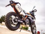 Η GPR Deeptone Inox για Husqvarna Norden 901 2022-2024 Euro 5 αποτελεί μία ιδανική επιλογή για αναβάτες που θέλουν πιο γεμάτο ήχο, χαμηλότερο βάρος και premium ανοξείδωτη κατασκευή για την adventure μοτοσυκλέτα τους. Η σειρά Deeptone Inox ξεχωρίζει για το κλασικό στρογγυλό design διαμέτρου 80 mm και την χειροποίητη κατασκευή από ανοξείδωτο ατσάλι 304 satin με εμφανείς TIG κολλήσεις υψηλής ποιότητας.  Η εξάτμιση διαθέτει compact σχεδίαση μήκους 370 mm και βάρος μόλις 1.4 kg, συμβάλλοντας σε αισθητή μείωση βάρους και καλύτερη οδηγική αίσθηση σε ταξίδια και καθημερινή χρήση. Το kit περιλαμβάνει ειδικό λαιμό εξάτμισης / σύνδεσμο καθώς και όλα τα απαραίτητα εξαρτήματα για εύκολη εγκατάσταση plug & play χωρίς μόνιμες μετατροπές στη μοτοσυκλέτα.  Η GPR έχει εξελίξει τη σειρά Deeptone βασισμένη στην εμπειρία της από το MotoGP και τους διεθνείς αγώνες, προσφέροντας βελτιωμένη απόκριση γκαζιού, πιο βαθύ ήχο και adventure αισθητική που ταιριάζει απόλυτα στη Husqvarna Norden 901.  Πρόκειται για εγκεκριμένη Euro 5 εξάτμιση, κατασκευασμένη στην Ιταλία, με επίσημη εργοστασιακή εγγύηση 2 ετών από την GPR.  Επικοινωνήστε μαζί μας για διαθεσιμότητα, συμβατότητα και αποστολές.  Συχνές Ερωτήσεις (FAQs) Είναι συμβατή με Husqvarna Norden 901 Euro 5;  Ναι, η εξάτμιση είναι σχεδιασμένη ειδικά για Husqvarna Norden 901 μοντέλα 2022-2024 Euro 5.  Περιλαμβάνεται λαιμός εξάτμισης;  Ναι, το kit περιλαμβάνει ειδικό λαιμό εξάτμισης / σύνδεσμο και εξαρτήματα τοποθέτησης.  Χρειάζονται μετατροπές για την εγκατάσταση;  Όχι, η εγκατάσταση είναι plug & play χωρίς μόνιμες μετατροπές.  Περιλαμβάνεται αφαιρούμενο ένθετο μείωσης θορύβου (dB killer);  Ναι, περιλαμβάνεται αφαιρούμενο ένθετο μείωσης θορύβου.  Συμβατά μοντέλα Husqvarna Norden 901 2022 Husqvarna Norden 901 2023 Husqvarna Norden 901 2024