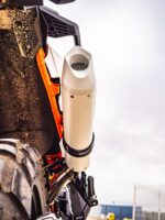 Η GPR Deeptone Inox για Husqvarna Norden 901 2022-2024 Euro 5 αποτελεί μία ιδανική επιλογή για αναβάτες που θέλουν πιο γεμάτο ήχο, χαμηλότερο βάρος και premium ανοξείδωτη κατασκευή για την adventure μοτοσυκλέτα τους. Η σειρά Deeptone Inox ξεχωρίζει για το κλασικό στρογγυλό design διαμέτρου 80 mm και την χειροποίητη κατασκευή από ανοξείδωτο ατσάλι 304 satin με εμφανείς TIG κολλήσεις υψηλής ποιότητας.  Η εξάτμιση διαθέτει compact σχεδίαση μήκους 370 mm και βάρος μόλις 1.4 kg, συμβάλλοντας σε αισθητή μείωση βάρους και καλύτερη οδηγική αίσθηση σε ταξίδια και καθημερινή χρήση. Το kit περιλαμβάνει ειδικό λαιμό εξάτμισης / σύνδεσμο καθώς και όλα τα απαραίτητα εξαρτήματα για εύκολη εγκατάσταση plug & play χωρίς μόνιμες μετατροπές στη μοτοσυκλέτα.  Η GPR έχει εξελίξει τη σειρά Deeptone βασισμένη στην εμπειρία της από το MotoGP και τους διεθνείς αγώνες, προσφέροντας βελτιωμένη απόκριση γκαζιού, πιο βαθύ ήχο και adventure αισθητική που ταιριάζει απόλυτα στη Husqvarna Norden 901.  Πρόκειται για εγκεκριμένη Euro 5 εξάτμιση, κατασκευασμένη στην Ιταλία, με επίσημη εργοστασιακή εγγύηση 2 ετών από την GPR.  Επικοινωνήστε μαζί μας για διαθεσιμότητα, συμβατότητα και αποστολές.  Συχνές Ερωτήσεις (FAQs) Είναι συμβατή με Husqvarna Norden 901 Euro 5;  Ναι, η εξάτμιση είναι σχεδιασμένη ειδικά για Husqvarna Norden 901 μοντέλα 2022-2024 Euro 5.  Περιλαμβάνεται λαιμός εξάτμισης;  Ναι, το kit περιλαμβάνει ειδικό λαιμό εξάτμισης / σύνδεσμο και εξαρτήματα τοποθέτησης.  Χρειάζονται μετατροπές για την εγκατάσταση;  Όχι, η εγκατάσταση είναι plug & play χωρίς μόνιμες μετατροπές.  Περιλαμβάνεται αφαιρούμενο ένθετο μείωσης θορύβου (dB killer);  Ναι, περιλαμβάνεται αφαιρούμενο ένθετο μείωσης θορύβου.  Συμβατά μοντέλα Husqvarna Norden 901 2022 Husqvarna Norden 901 2023 Husqvarna Norden 901 2024