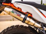 Η GPR Deeptone Inox για Husqvarna Norden 901 2022-2024 Euro 5 αποτελεί μία ιδανική επιλογή για αναβάτες που θέλουν πιο γεμάτο ήχο, χαμηλότερο βάρος και premium ανοξείδωτη κατασκευή για την adventure μοτοσυκλέτα τους. Η σειρά Deeptone Inox ξεχωρίζει για το κλασικό στρογγυλό design διαμέτρου 80 mm και την χειροποίητη κατασκευή από ανοξείδωτο ατσάλι 304 satin με εμφανείς TIG κολλήσεις υψηλής ποιότητας.  Η εξάτμιση διαθέτει compact σχεδίαση μήκους 370 mm και βάρος μόλις 1.4 kg, συμβάλλοντας σε αισθητή μείωση βάρους και καλύτερη οδηγική αίσθηση σε ταξίδια και καθημερινή χρήση. Το kit περιλαμβάνει ειδικό λαιμό εξάτμισης / σύνδεσμο καθώς και όλα τα απαραίτητα εξαρτήματα για εύκολη εγκατάσταση plug & play χωρίς μόνιμες μετατροπές στη μοτοσυκλέτα.  Η GPR έχει εξελίξει τη σειρά Deeptone βασισμένη στην εμπειρία της από το MotoGP και τους διεθνείς αγώνες, προσφέροντας βελτιωμένη απόκριση γκαζιού, πιο βαθύ ήχο και adventure αισθητική που ταιριάζει απόλυτα στη Husqvarna Norden 901.  Πρόκειται για εγκεκριμένη Euro 5 εξάτμιση, κατασκευασμένη στην Ιταλία, με επίσημη εργοστασιακή εγγύηση 2 ετών από την GPR.  Επικοινωνήστε μαζί μας για διαθεσιμότητα, συμβατότητα και αποστολές.  Συχνές Ερωτήσεις (FAQs) Είναι συμβατή με Husqvarna Norden 901 Euro 5;  Ναι, η εξάτμιση είναι σχεδιασμένη ειδικά για Husqvarna Norden 901 μοντέλα 2022-2024 Euro 5.  Περιλαμβάνεται λαιμός εξάτμισης;  Ναι, το kit περιλαμβάνει ειδικό λαιμό εξάτμισης / σύνδεσμο και εξαρτήματα τοποθέτησης.  Χρειάζονται μετατροπές για την εγκατάσταση;  Όχι, η εγκατάσταση είναι plug & play χωρίς μόνιμες μετατροπές.  Περιλαμβάνεται αφαιρούμενο ένθετο μείωσης θορύβου (dB killer);  Ναι, περιλαμβάνεται αφαιρούμενο ένθετο μείωσης θορύβου.  Συμβατά μοντέλα Husqvarna Norden 901 2022 Husqvarna Norden 901 2023 Husqvarna Norden 901 2024