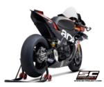 SC-Project Carbon Βάση Στήριξης Εξάτμισης για Aprilia RSV4 / Tuono V4 2021–2024 – A27A-CB